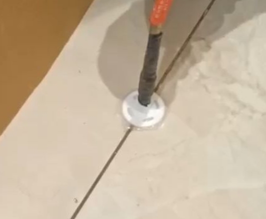 麻栗坡瓷砖空鼓维修公司专业解答瓷砖在铺贴过程中，如果没有涂抹均匀到位的粘结材料（如水泥砂浆或瓷砖胶），可能会导致以下问题